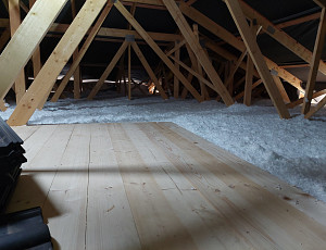 Zateplení stropu patrového domu pomocí foukané izolace